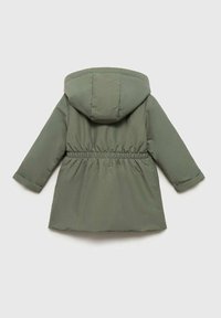 Geacă puf verde cu glugă, cu talie ajustată, mâneci lungi și o textură netedă. Designul prezintă o siluetă simplă și curată.
