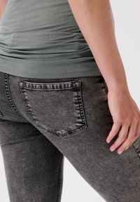 Grå denimjeans med femficksdesign, svag noppning och en lätt blekt finish. Slen tygtextur och en strömlinjeformad passform.