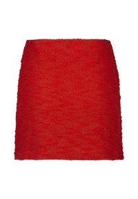 Mini-jupe rouge texturée avec un motif en maille côtelée. Coupe droite, sans coutures ni embellissements visibles, présentant une couleur unie sur toute la surface.