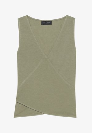 Top senza maniche verde oliva con scollatura a V e design avvolgente; realizzato in tessuto morbido, presenta cuciture diagonali e un orlo curvo.