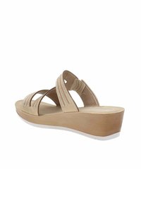 Sandali con tacco wedge beige con suola texture, dotati di più fascette incrociate decorate con piccole strass. Design leggero.