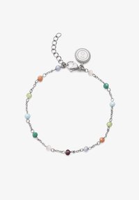 Pulsera de cadena de plata con pequeñas cuentas multicolores y una placa redonda con cierre que presenta una letra S grabada.