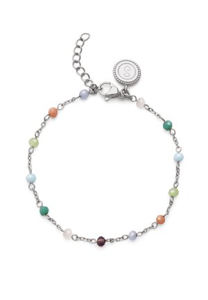 Pulsera de cadena de plata con pequeñas cuentas multicolores y una placa redonda con cierre que presenta una letra S grabada.