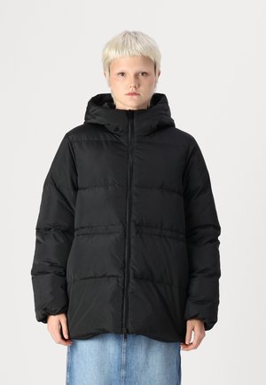 Svart pufferjakke med hette, med glidelås foran og horisontalt quiltede detaljer. Stoffet ser glatt og isolert ut.
