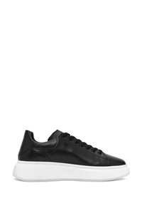 Sneaker in pelle nera con punta arrotondata, sei fori per i lacci e suola in gomma bianca. Presenta una texture liscia e un design minimalista.