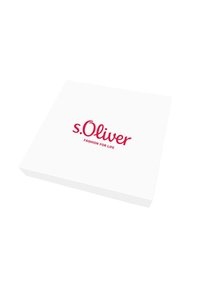 Weißer rechteckiger Kasten mit dem roten Logo "s.Oliver FASHION FOR LIFE", das zentriert auf dem Deckel sitzt und leicht nach rechts geneigt ist.