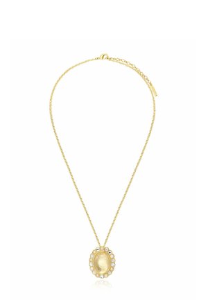 Collier chaîne en or avec un pendentif ovale en or entouré de petites perles alternées et de pierres précieuses transparentes.