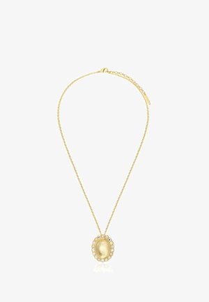 Collier chaîne en or avec un pendentif ovale en or entouré de petites perles alternées et de pierres précieuses transparentes.