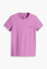 Kortärmad t-shirt i ljuslila bomull med rund halsringning. Har en liten röd Levi's-logotyp på vänster bröst.