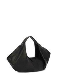 Sac à main en cuir noir avec un design large et plissé et des poignées intégrées sur fond blanc.