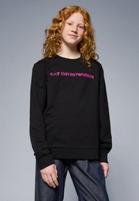 Čierna mikina s dlhými rukávmi, s výrazným ružovým potlačou "EA7 EMPORIO ARMANI" cez hruď. Hladké manžety a spodný lem.