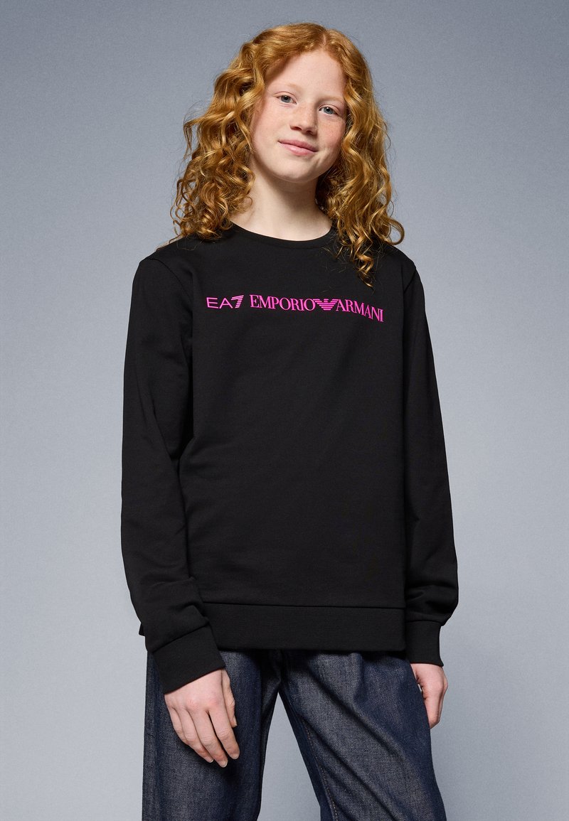 Čierna mikina s dlhými rukávmi, s výrazným ružovým potlačou "EA7 EMPORIO ARMANI" cez hruď. Hladké manžety a spodný lem.