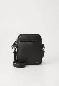 Borsa a tracolla in pelle nera con finitura testurizzata, dotata di chiusura con zip, tracolla regolabile e un sottile logo a triangolo sul davanti.