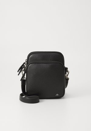 Črna usnjena torbica čez ramo s teksturirano površino, z zadrgo, nastavljivim trakom in diskretnim trikotnim logotipom spredaj.