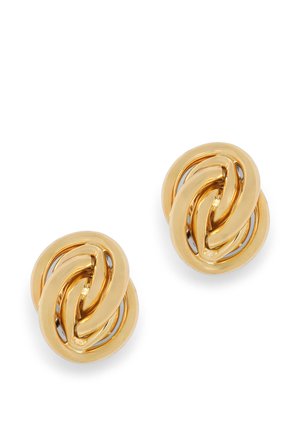 Paire de boucles d’oreilles puces brillantes ton or avec des boucles entrelacées sur fond blanc.