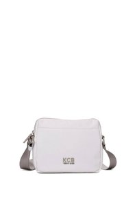Witte synthetische crossbody tas met een grijze schouderriem, voorzien van een voorkant met ritszak en een reliëf "KCB" logo in zilver aan de voorkant.
