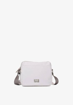 Bolso cruzado sintético blanco con una correa gris, que cuenta con un bolsillo frontal con cremallera y un logo en relieve "KCB" en plata en la parte frontal.