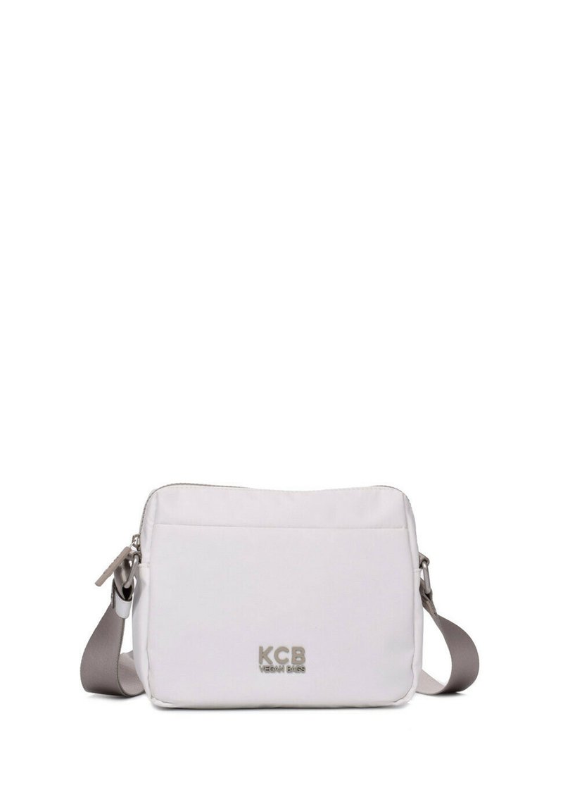 Witte synthetische crossbody tas met een grijze schouderriem, voorzien van een voorkant met ritszak en een reliëf "KCB" logo in zilver aan de voorkant.