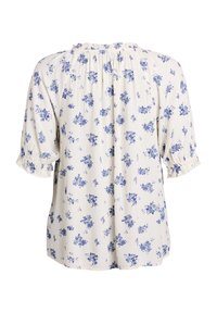 Blusa floreale bianca con motivi blu, in tessuto leggero, con scollatura elastica e maniche corte a sbuffo con bordi arricciati.