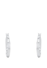 Un paio di orecchini a cerchio in argento lucidato con design intrecciato e chiusura a scatto girevole su uno sfondo bianco.