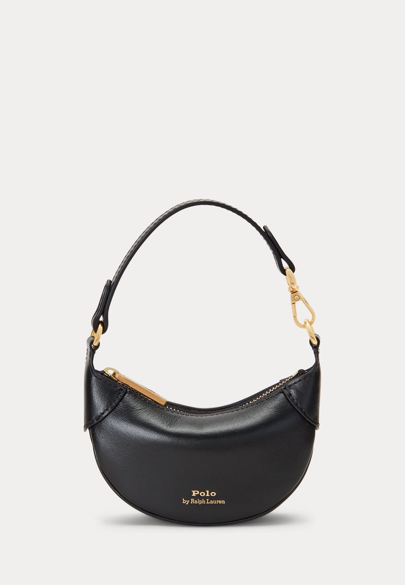 Bolso pequeño de cuero negro con cremallera y cierre dorados, correa corta y logo de Polo by Ralph Lauren con letras doradas en la parte delantera.