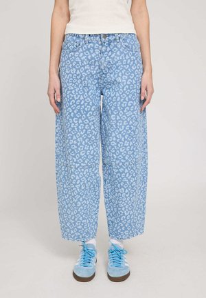 Mazine, PRINTED BARREL LEG DENIM PANTS - Jeans Relaxed Fit - light blue wash printed