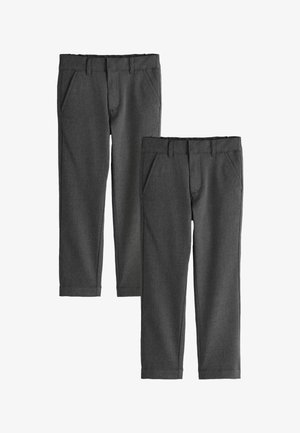 Zwei Paar dunkelgraue formelle Hosen mit Gürtelschlaufen, schrägen Vordertaschen und maßgeschneiderten geraden Beinen, flach auf weißem Hintergrund dargestellt.