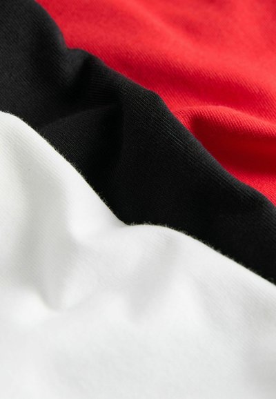 Baumwollgewebe mit drei horizontalen Streifen: rot oben, schwarz in der Mitte und weiß unten, mit einer weichen Textur.