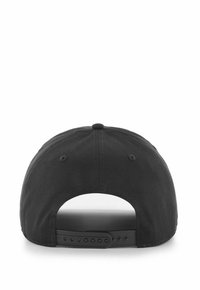 Schwarze Kappe mit flachem Schirm, Stofftextur, verstellbare Snapback-Verschluss und sechs Belüftungsöffnungen auf der Rückseite. Schlichte Gestaltung, ohne Logos oder Muster.