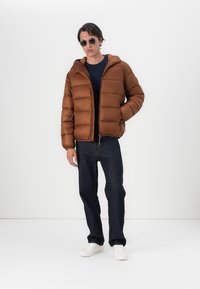 Tommy Jeans HOODED LOGO PUFFER - Jachetă de iarnă - pecan nut