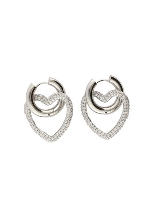 Zilveren oorringen in de vorm van een hart, versierd met heldere rhinestones die de buitenrand omlijsten en een gepolijste afwerking hebben.