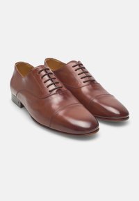 Braune Lederschuhe im Oxford-Stil mit glatter Oberfläche, spitzer Zehenform und fünf Ösen zum Schnüren. Sie verfügen über eine Kappenzehe und gestickte Akzente.