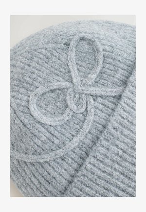 Beanie grigio lavorato a maglia con un motivo testurizzato e un dettaglio a fiocco di filato grigio decorativo sul davanti. Materiale morbido, caldo e accogliente.