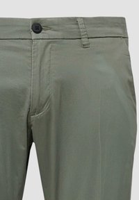 Nahaufnahme des Grauen Hosensaums mit schwarzem Knopf, Gürtelschlaufe und sichtbaren Vordertaschennähten.