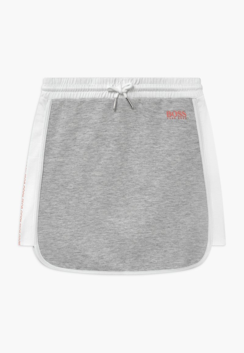 Jupe sportive grise et blanche avec taille élastique et cordon de serrage, ornée d'un petit logo orange "BOSS" sur la partie avant droite supérieure.