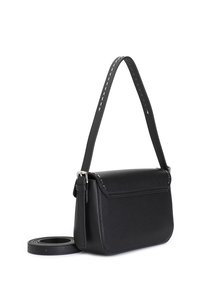 Svart läder crossbody-väska med en strukturerad design, platt framflik, justerbar rem och detaljerad sömnad längs kanterna.