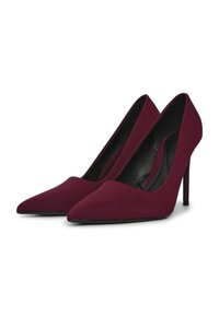 Tacchi alti bordeaux con punta affilata, texture del tessuto liscia e foderati in nero, con sottili tacchi a stiletto.