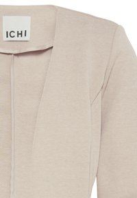 Blazer beige texturé avec devant ouvert et étiquette de marque ICHI cousue à l'intérieur du col.