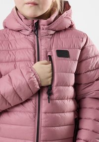Giacca a vento rosa con design trapuntato, cerniere e cappuccio. Presenta polsini elasticizzati e un'etichetta nera sul petto.