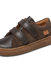 Scarpa in corduroy marrone e pelle con due cinturini in velcro neri, suola in gomma testurizzata e un piccolo logo in pelle color tan sul lato.
