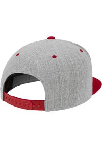 Cappello snapback in tessuto grigio con visiera rossa, cinturino regolabile rosso e piccole cuciture rosse sul retro. Design con visiera piatta.