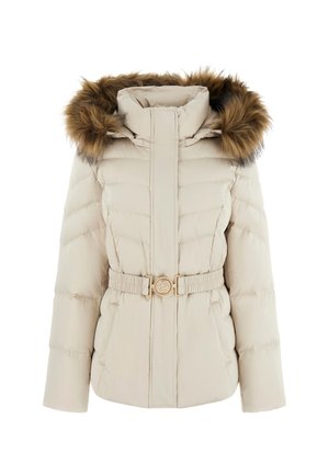 Giacca imbottita beige con cappuccio foderato in pelliccia, vita con cintura e design trapuntato. Dotata di chiusura frontale con zip e bottoni.