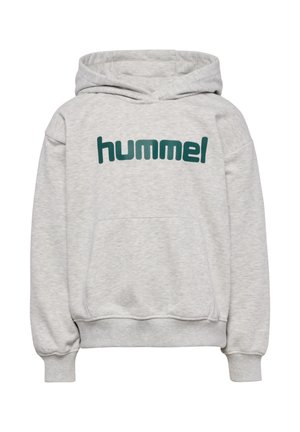 Szara bluza z kapturem wykonana z miękkiego materiału, z przednią kieszenią, ściągaczami na rękawach oraz dużym zielonym logo "hummel" na piersi.