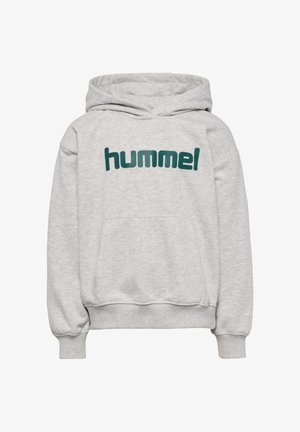 Szara bluza z kapturem wykonana z miękkiego materiału, z przednią kieszenią, ściągaczami na rękawach oraz dużym zielonym logo "hummel" na piersi.