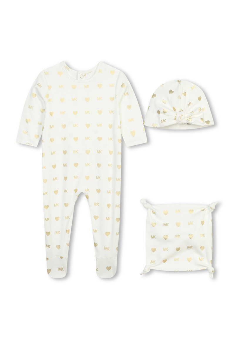 Combinaison en coton blanc pour bébé avec un cœur doré et une impression "MK", manches longues, design avec pieds ; comprend un bonnet noué assorti et une couverture carrée.