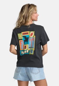 Grå bomulds t-shirt med et farverigt grafisk design på ryggen, der viser abstrakte former og tekst. Korte ærmer og afslappet pasform.