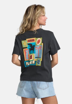 Grå bomulds t-shirt med et farverigt grafisk design på ryggen, der viser abstrakte former og tekst. Korte ærmer og afslappet pasform.
