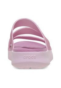 Roze Crocs sandalen met een gladde matte afwerking, voorzien van meerdere dunne banden en een gevoerd voetbed. Textuurzool voor grip.