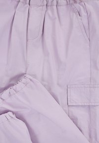 Lila-kleurige, lichte cargobroek met een elastische tailleband, zijzakken en gekruiste boorden. Vlotte textuur met een subtiele glans.
