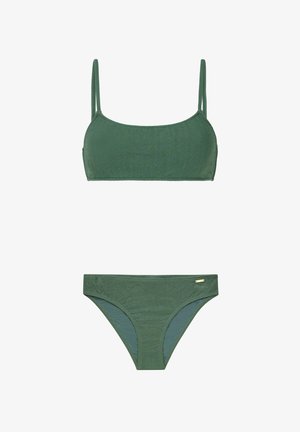 Ensemble de bikini vert avec un design tissé texturé. Le haut a de fines bretelles et un décolleté carré, tandis que le bas propose une coupe ajustée.